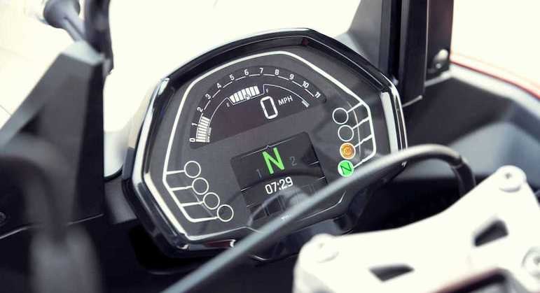 Moto tem painel de instrumentos digital com tela de TFT colorida