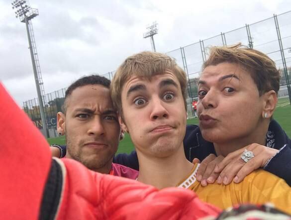 Um dia antes, Justin Bieber apareceu numa foto com Neymar e David Brazil durante um treino da equipe do Barcelona. Muitas coincidências, não?!