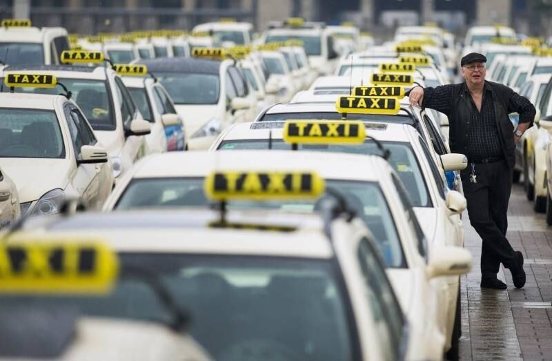 Londres, Berlim (foto), Paris e
Madri enfrentaram nesta quarta-feira (11) um dia de caos no trânsito por conta
de um dos maiores protestos de motoristas de táxi contra o Uber, um serviço que
permite às pessoas buscar caronas pelo celular. Motoristas de táxi em toda a
Europa dizem que aplicativos de companhias como a norte-americana Uber
Technologies estão ferindo as regras do serviço de táxi na União Europeia e
ameaçando suas fontes de renda.

 