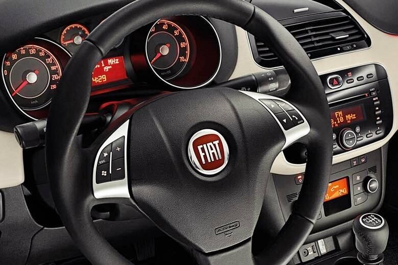 Assim como no Punto, os materiais do novo painel serão claramente mais requintados no Linea 2015
Saiba tudo sobre carros! Acesse R7.com/carros