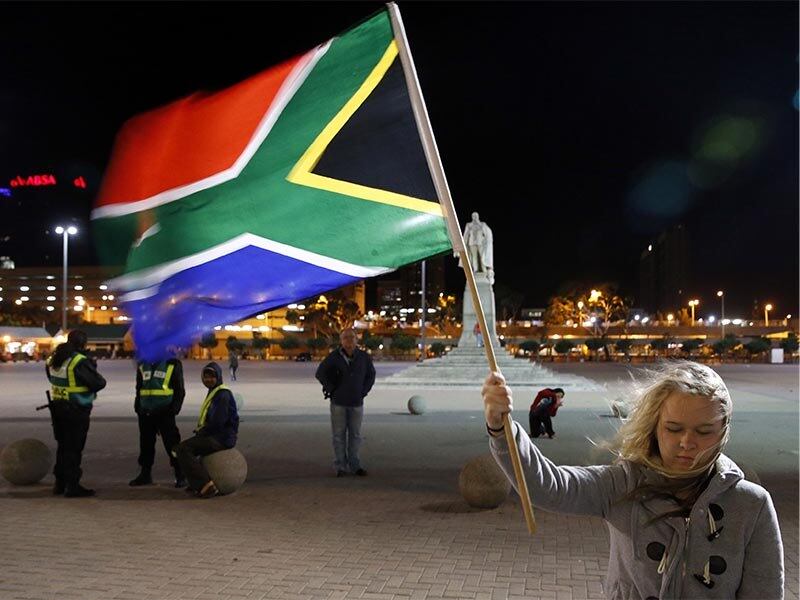 Apesar das garantias de líderes e figuras públicas de que a morte de
Mandela, ao mesmo tempo em que é penosa, não vai impedir que a África do Sul
siga avançando e se distanciando do passado amargo do apartheid, alguns
ainda expressam inquietações sobre a ausência física do homem que ganhou
fama como um agente da paz.

"Não vai ser bom. Eu acho que vai
se tornar um país mais racista", disse Sharon Qubeka, 28 anos, uma
secretária da comunidade de Tembisa, que se dirigia ao trabalho em
Johannesburgo.

— Mandela era o único que mantinha as coisas unidas