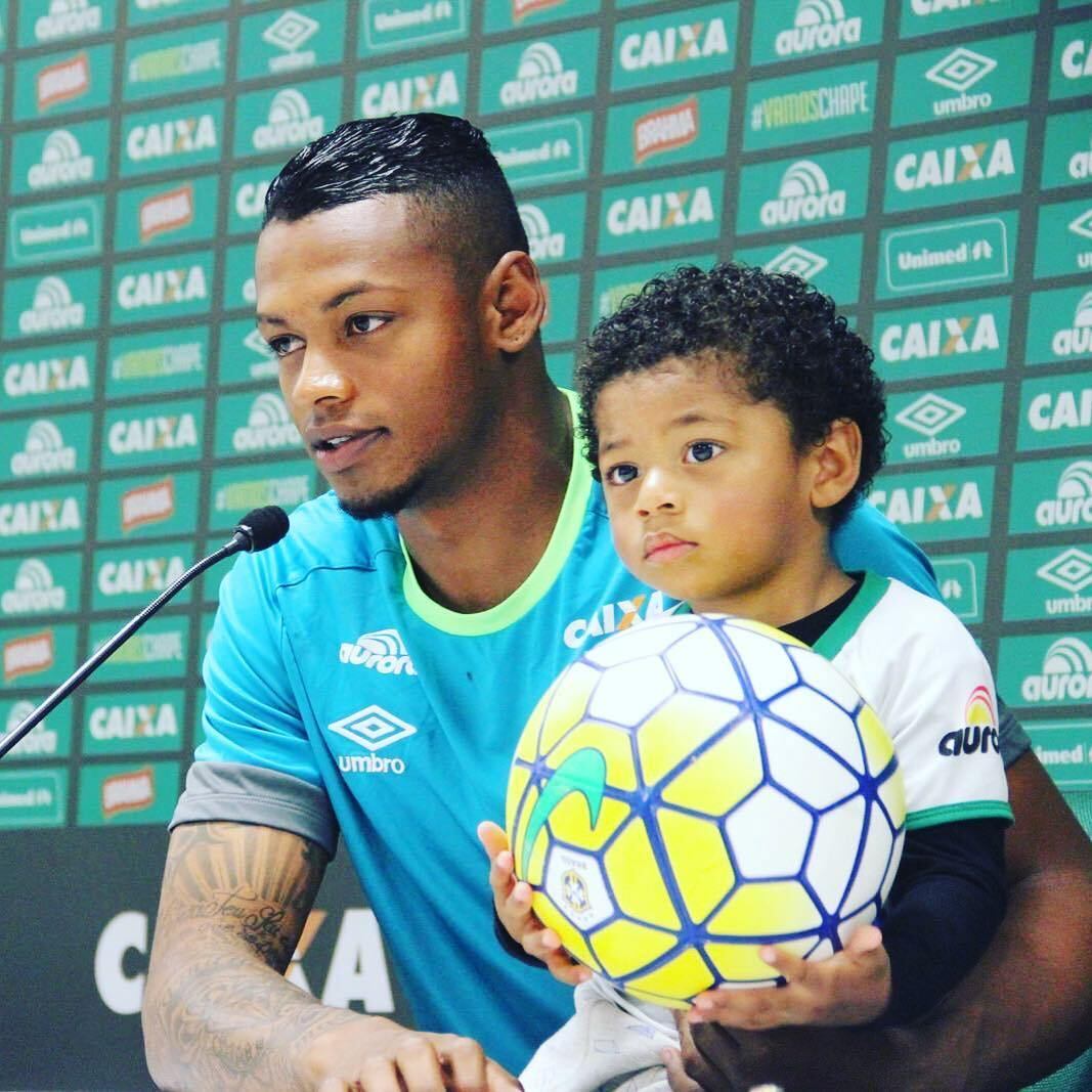 Lateral titular daquele elenco, Dener Assunção tinha um filho de dois anos. Muito alegre, o garoto 'Bagé' ficará com as memórias inesquecíveis do pai