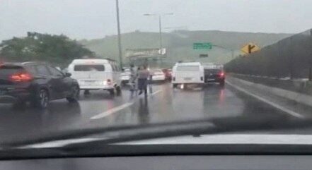 Vitimas correram após arrastão na avenida Brasil