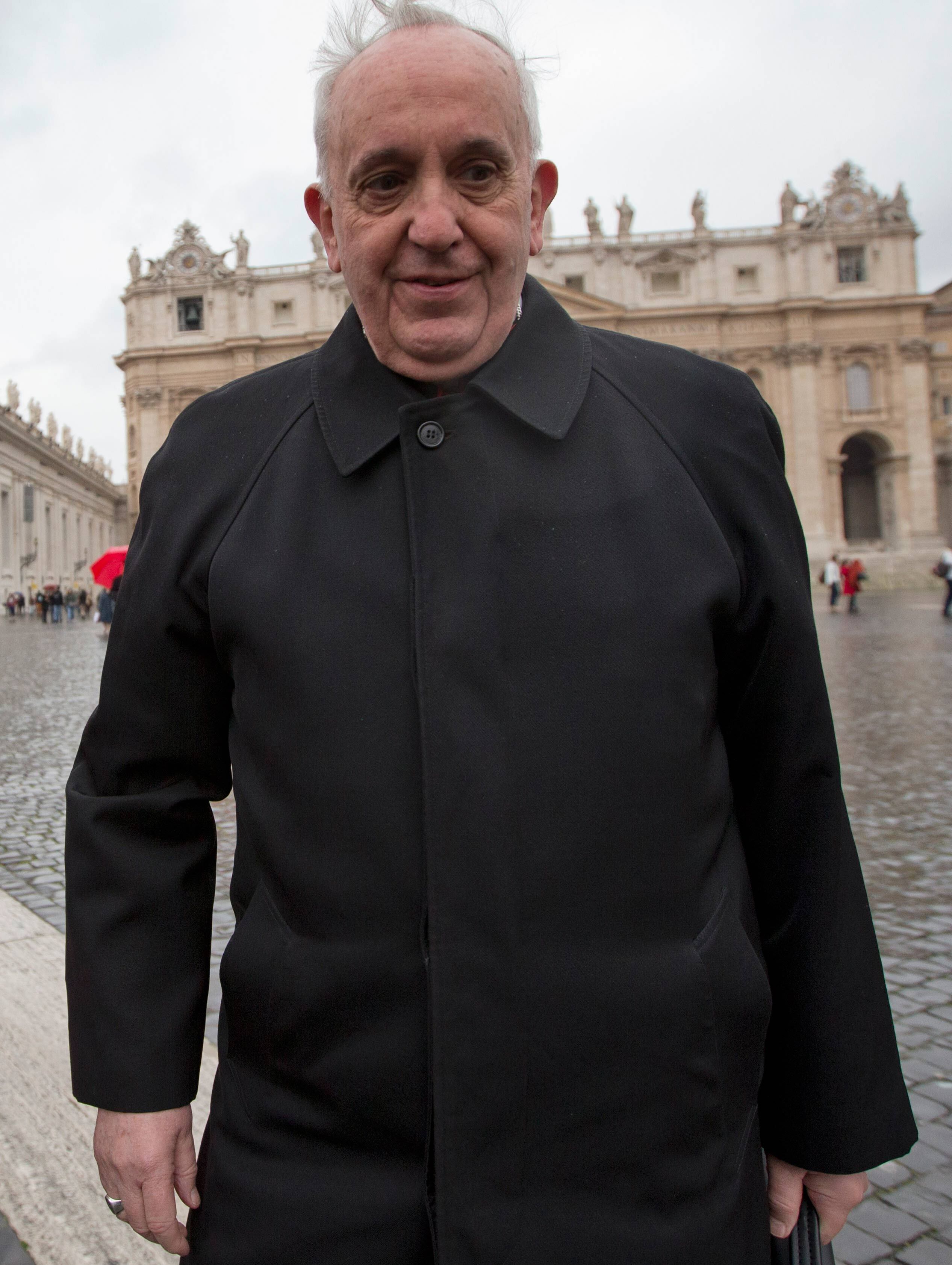 

Durante entrevista coletiva de três cardeais brasileiros nesta quinta-feira
(14), no Colégio Pio Brasileiro, em Roma, Dom Raymundo Damasceno, de Aparecida,
disse que o papa recusou a limusine para voltar à Casa de Santa Marta.



"Ele voltou junto com os cardeais, de ônibus", após aparecer no
balcão da Basílica de São Pedro.



Nesta quinta-feira (14), antes de ir para a Igreja de Santa Maria Maggiore, pela
manhã, o novo papa teria passado na hospedaria da Casa Internacional do Clero.
Teria ido pagar a conta e recolher a mala