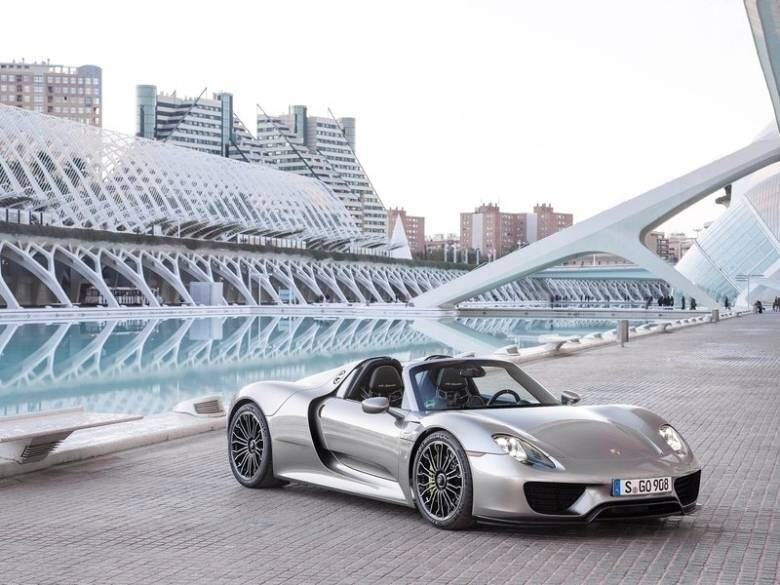 O carro mais "barato" da lista é o Porsche 918 Spyder, que lá fora custa R$ 1,8 milhão (US$ 845 mil). Apresentado no ano passado, o "super-híbrido" desenvolve 887 cv de potência e acelera dos 0 aos 100 km/m em 2,8 segundos. Não por acaso, ele é considerado um dos veículos mais modernos da montadora alemã

Saiba tudo sobre carros! Acesse www.r7.com/carros