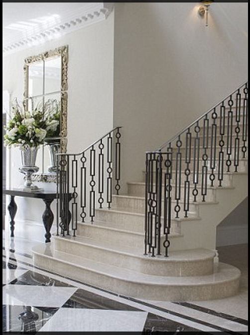 Além de luminoso, o hall apresenta uma escada e um vão aberto no teto, o que dá uma primeira impressão dramática para a casa