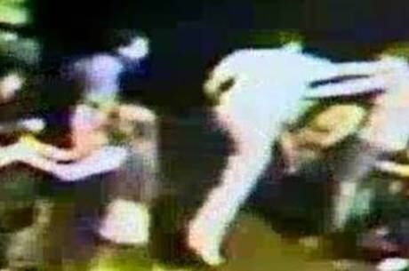 Jovens trocam socos no meio da rua enquanto garota tenta separar confusão