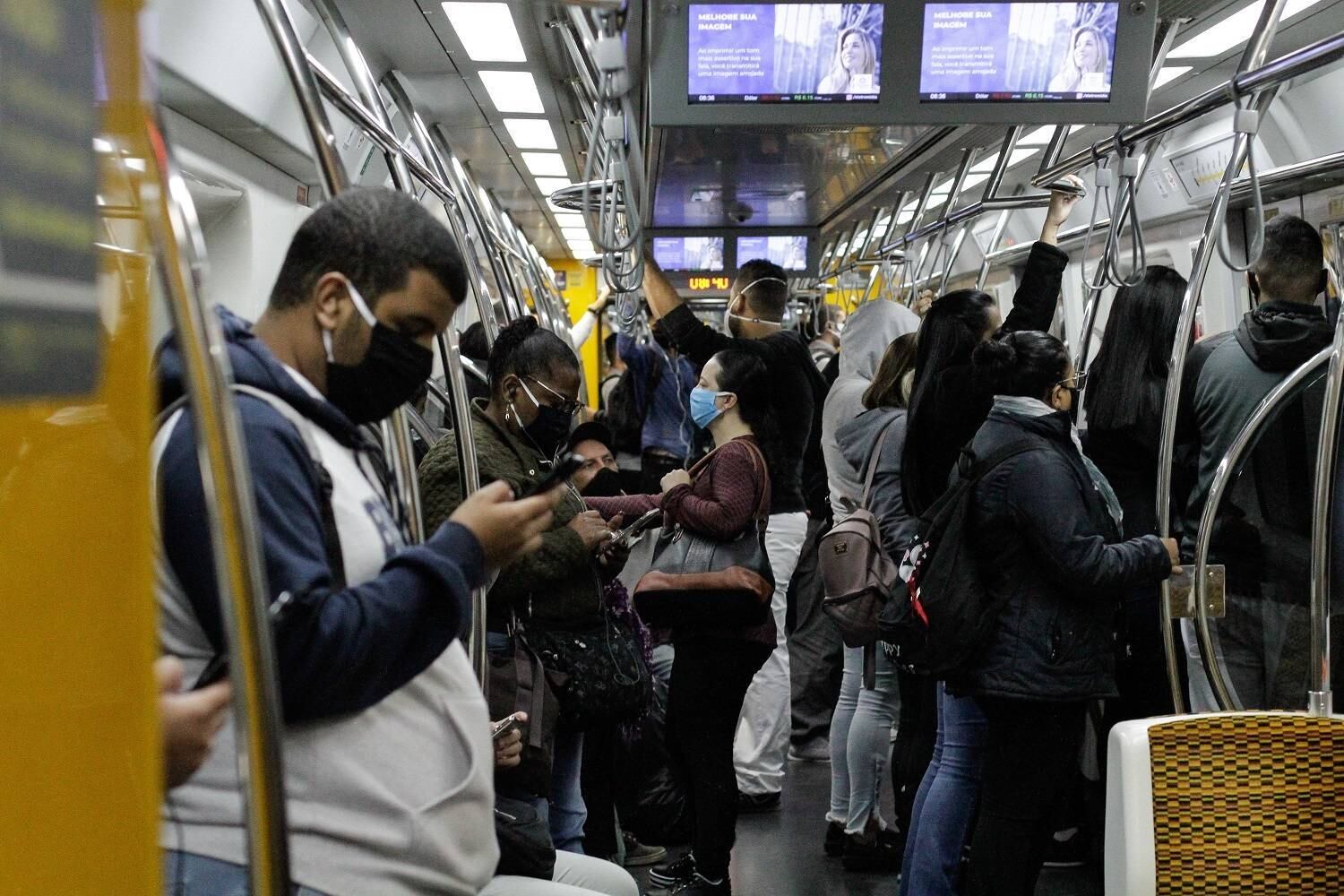 Passageiros de máscaras na Linha 4-Amarela do Metrô de São Paulo
