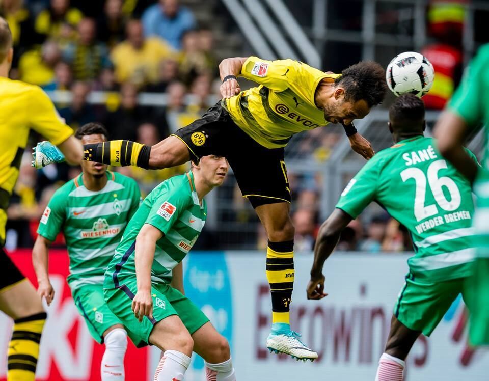 O Borussia Dortmund venceu uma verdadeira batalha com o Werder Bremen, no Campeonato Alemão, para se garantir na fase de grupos da próxima Liga dos Campeões, a UEFA Champions League. Em um confronto que certamente ficará marcado na memória dos torcedores, o time da casa levou as arquibancadas à loucura ao triunfar por 4 a 3, em confronto que teve três viradas