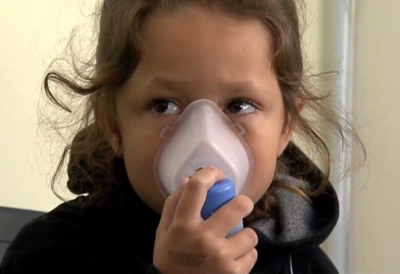 Em contrapartida, a pneumonia pode ser diagnosticada se um exame de imagem apresentar manchas no pulmão. Permanência de febre e dores ao respirar são sintomas comuns. A doença pode ser bacteriana ou viral, o tipo mais comum nesta época