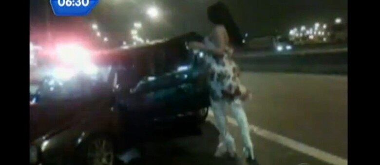 Travesti fica irritado por não receber por programa e chuta carro após acidente de trânsito