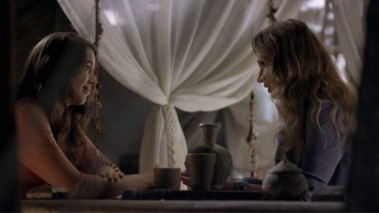 Ainda chateada com o problema no casamento, Maya desabafou com Ainoã (Francisca Queiroz). Ao entender as inseguranças da nora, a mãe de Jônatas foi paciente e esclareceu todas as dúvidas da jovem  