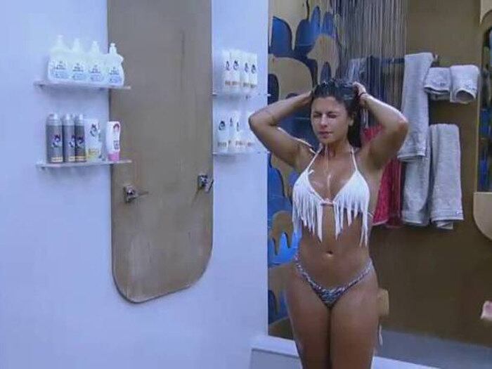 Lavando os cabelos, apresentadora exibe barriga em forma
+ Exclusivo! Chris Flores visita A Fazenda e fala sobre o jogo e os peões. Leia
+ Estratégia? Fazendeiras Pepê e Neném vetam Equipe Avestruz na Prova da Chave
+ Com 27,91% dos votos, Cristina é a eliminada da semana. Relembre a trajetória da peoa
+ Cristina Mortágua chora e revela que gostaria de ter sido dona de casa
+ Felipeh: "Isso aqui é uma máquina de moer gente. Cada dia vai um para o processador"
+ Cristina deixa Felipeh sem palavras: "Teu objetivo é desestruturar as pessoas"