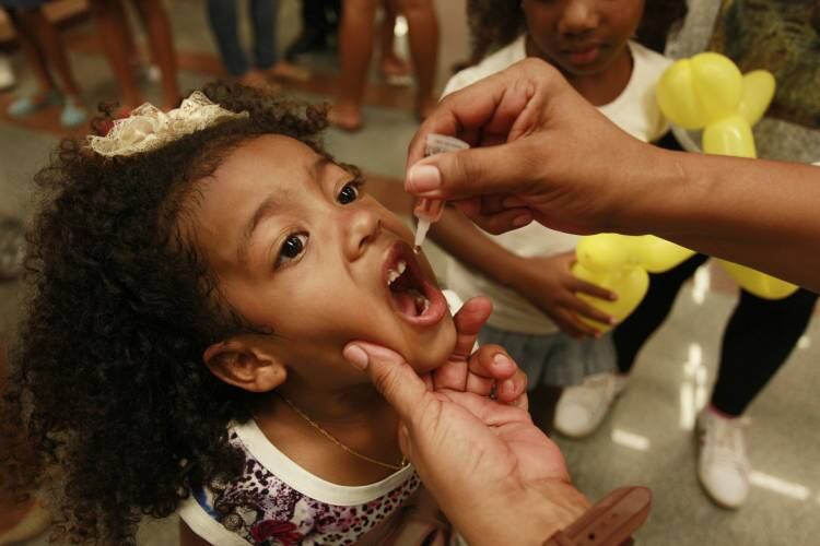 

Franco também afirma que o número de Caps (Centros
de Atenção Psicossocial de tipo 3), que atendem pessoas com transtornos mentais
e funcionam 24 horas, também não conseguem conter a demanda. 



O Rio de Janeiro tem hoje seis Caps III que
funcionam 24 horas: Maria do Socorro Santos (Rocinha), João Ferreira Filho
(Complexo do Alemão), Arthur Bispo do Rosário (Jacarepaguá), Antônio Carlos Mussum
(Jacarepaguá), Miriam Makeba (Bonsucesso) e Raul Seixas (Encantado).



Os investimentos principalmente na ampliação
de todos esses programas ajudariam a conter a criminalidade.



— Esses equipamentos mais distribuídos e em
maior número podem reduzir a violência porque são equipes treinadas para
abordagem, para adquirir confiança da população de rua que é muito exposta à
violência. A forma de conter a violência pela tática policial é absolutamente
insuficiente