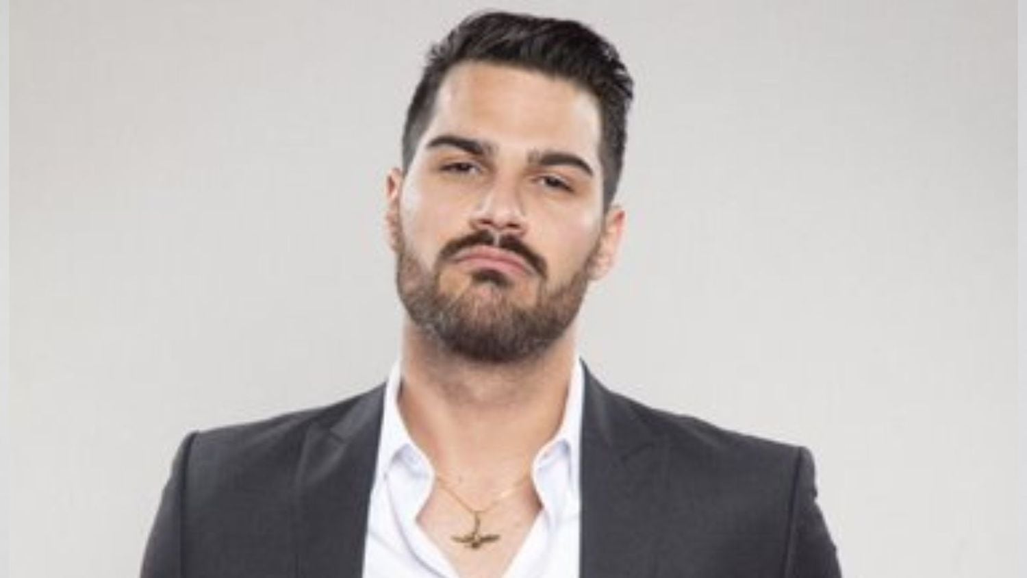 Fim de jogo! Shayan foi expulso na madrugada de sexta-feira (21) após uma confusão entre ele e Tiago. Os peões se desentenderam depois do resultado da Roça, o que desencadeou na saída de ambos. Shayan se despediu de A Fazenda 14, mas viveu intensamente seus dias de confinamento. Brigou, chorou, namorou e se apegou ao Colorado! Relembre os momentos marcantes do peão no reality rural!