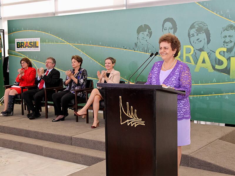 Eleonora é divorciada, mas tem dois filhos: Maria e Gustavo. Ela também é avó de Stella, João e Gregório