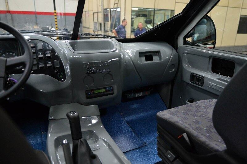 O cinto é de três pontos para todos os ocupantes; abaixo das janelas há uma pequena portinhola para permitir a comunicação dos ocupantes com o meio externo e, se necessário, atirar pelo orifício sem a necessidade de abrir a porta
