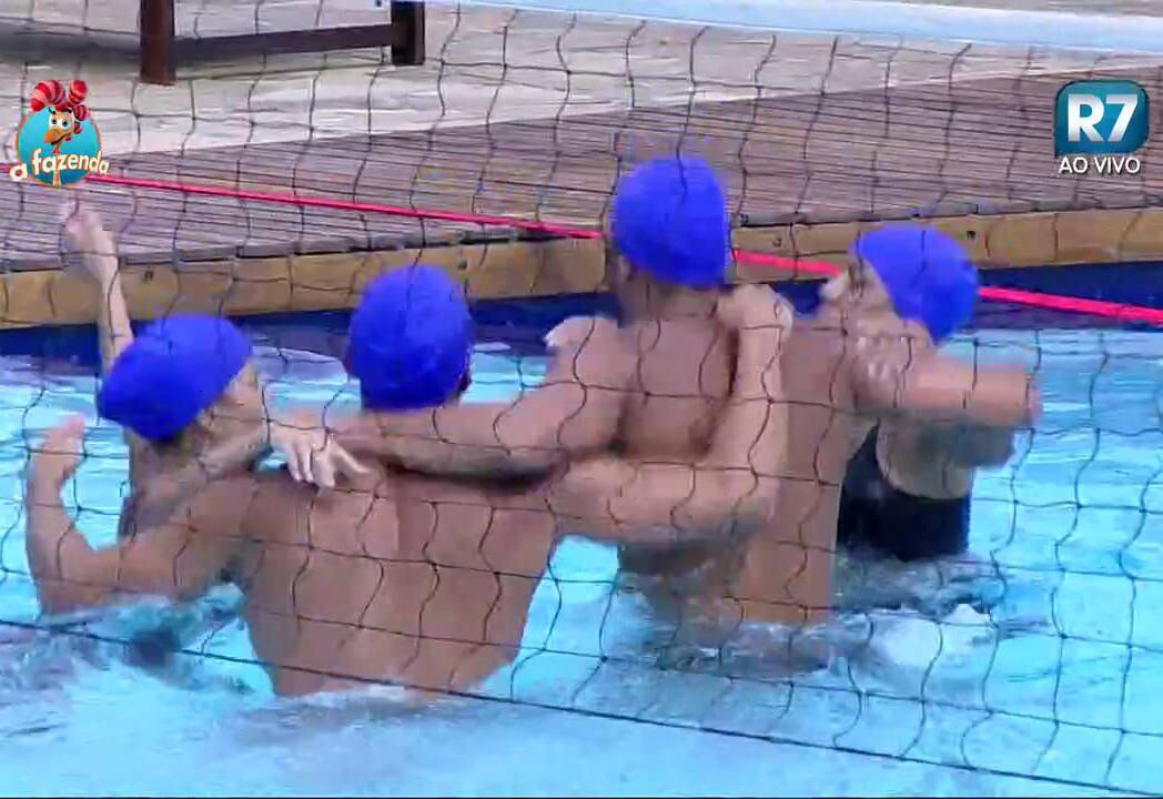 Sem saberem o prêmio que receberão e apenas com espírito esportivo, os peões da equipe azul, a Machado, comemoraram a vitória contra a Serrote 

+ Luka se considera o "Salvador das Roças": "Eu tenho que ficar livrando todo mundo, não dá, não dá"
+ Mara desabafa com JP, reclama de Douglas e ouve uma verdade: "Quando você quer perturbar, você perturba!"
+ Clima esquenta durante votação dos indicados para a Roça da semana
+ Ana Paula Minerato faz campanha para mulher de Luka ir para A Fazenda 9
