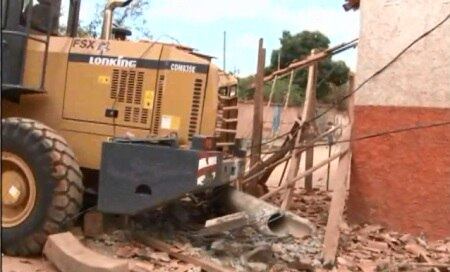 Dois carros foram atingidos e dois postes derrubados