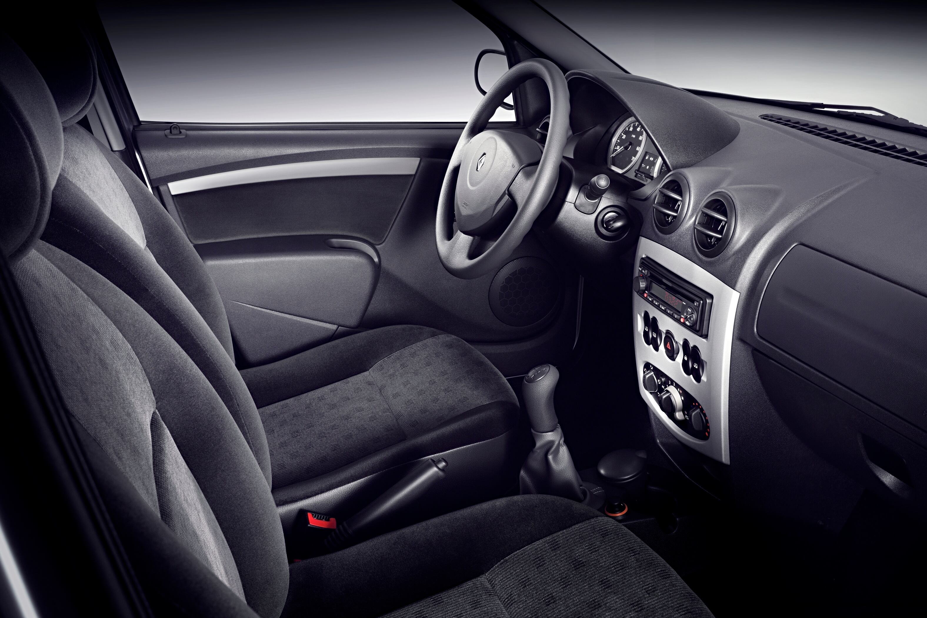 Por dentro, o novo Logan promete surpreender ainda mais. Quem lembra da primeira geração do modelo (foto) perceberá que, apesar do ambiente seguir popular, basicamente só o espaço generoso foi mantido. O 1º Logan, por exemplo, tinha todos os comandos dos vidros alinhados no meio do painel, embaixo do rádio, que era muito ruim e limitado  

Saiba tudo sobre carros! Acesse www.r7.com/carros