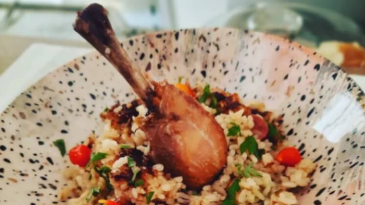 Para fechar esse festival, a Leandra Zica preparou um arroz de frango com direito a muito bacon, paio, vinho tinto e pimenta biquinho! Uma inspiração e tanto!
O Top Chef Brasil 3 vai ao ar toda sexta-feira, logo após A Fazenda 13.