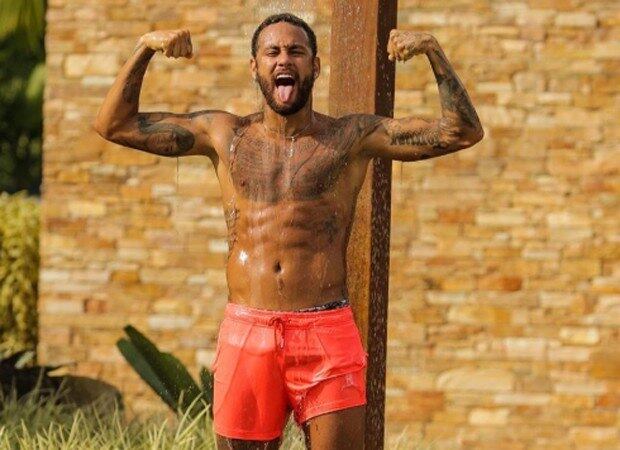 No começo da pandemia, os aplausos de Neymar aos profissionais da saúde também não tiveram o efeito desejado. Bater palmas aos profissionais da saúde não teve um bom efeito entre os seguidores, que cobraram que o craque abrisse a mão e liberasse dinheiro para ajudar no combate ao coronavírus. O ‘cancelamento’ funcionou, já que Neymar doou 5 milhões para ajudar na luta contra o vírus