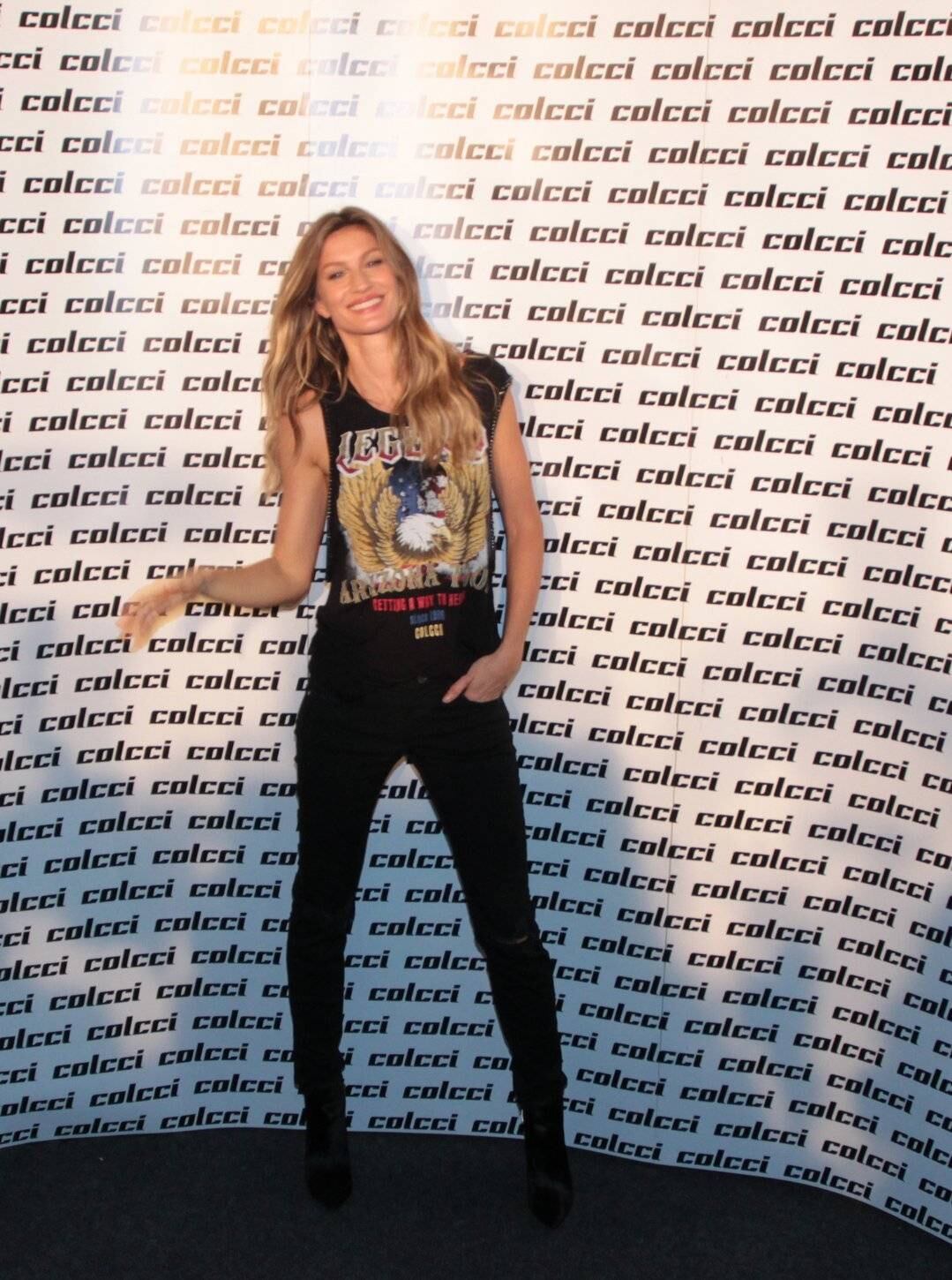 Gisele Bündchen posa nos bastidores do desfile da Colcci na SPFW