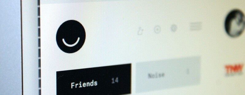 Uma das mais recentes novidades na internet é a Ello, rede social que promete ser o oposto do Facebook. Ficou interessado em participar? Inscrever-se não é fácil. Assim como no começo do Orkut, é necessário ser convidado para participar do Ello