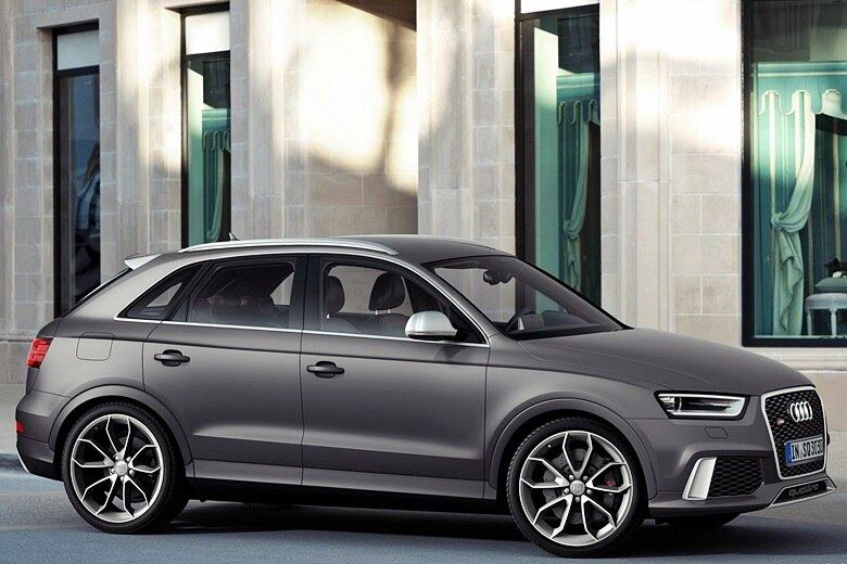 Lançado em junho no Brasil, o Audi RS Q3 é o primeiro utilitário da marca alemã a receber as modificações de sua divisão esportiva. Além do tradicional kit aerodinâmico, que inclui rodas enormes de 19 polegadas, saias, aerofólio e ponteira, o crossover derivado do hatch A3 usa freios de alta performance e mecânica "carregada na pimenta". O motor 2.5 turbo a gasolina despeja 310 cv de potência e 42,8 kgfm de torque nas quatro rodas, gerenciado pelo moderno câmbio automatizado de dupla embreagem e sete marchas. O resultado na prática fica explícito nos números de desempenho: 0 a 100 km/h em 5,2 segundos e velocidade máxima de 250 km/h — limitada eletronicamente