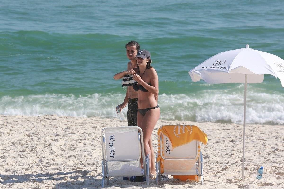Rafa Brites e Felipe Andreoli curtem dia de sol em praia do Rio de Janeiro