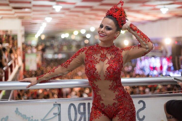Viviane Araújo foi uma das estrelas da quadra do Salgueiro na noite deste sábado (11)