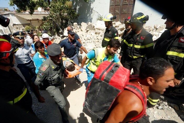 Nesta terça-feira (22), as equipes de resgate dos bombeiros italianos conseguiram retirar, após 16 horas, o pequeno Ciro, 11 anos, dos escombros de sua casa, que caiu após o terremoto