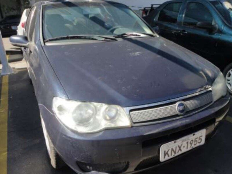 Este Fiat Siena HLX Flex azul está disponível no lote 35 do leilão. O carro, com valor inicial de R$ 5.000, possui R$ 276,67 em multas prescritas. O veículo é ano 2004/2005
