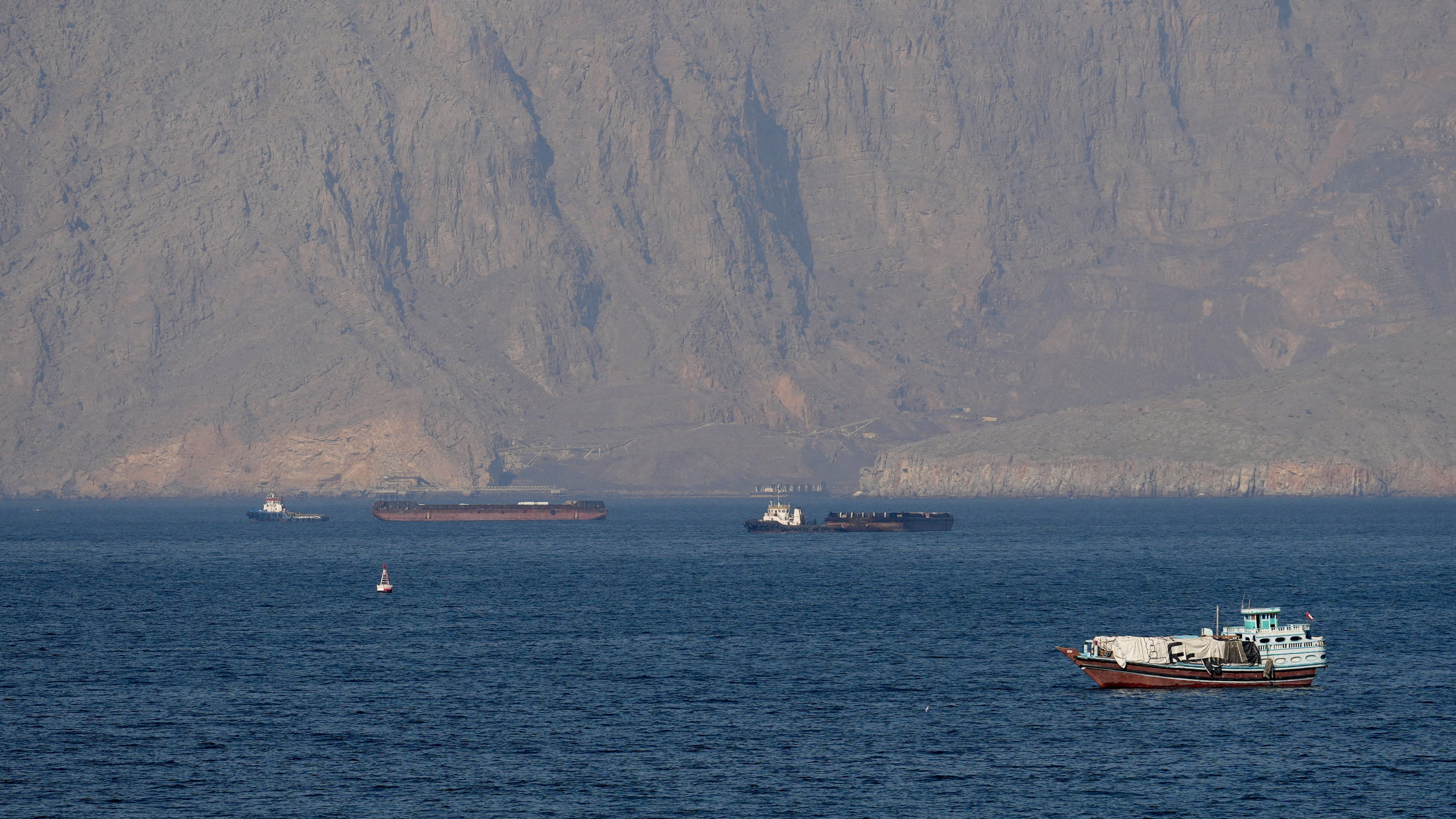 Navios-tanque e outras embarcações no Estreito de Ormuz, na costa de Musandam, Omã
