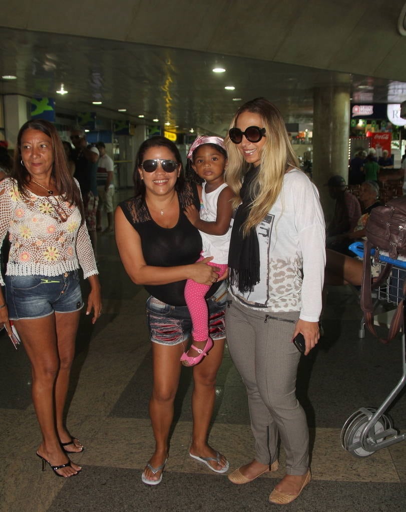 Valesca Popozuda com fãs em aeroporto de Belém do Pará, neste domingo (15)