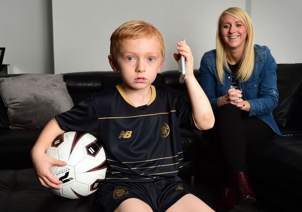 Louis Kayes ligou para o Celtic para explicar sua ausência em jogo