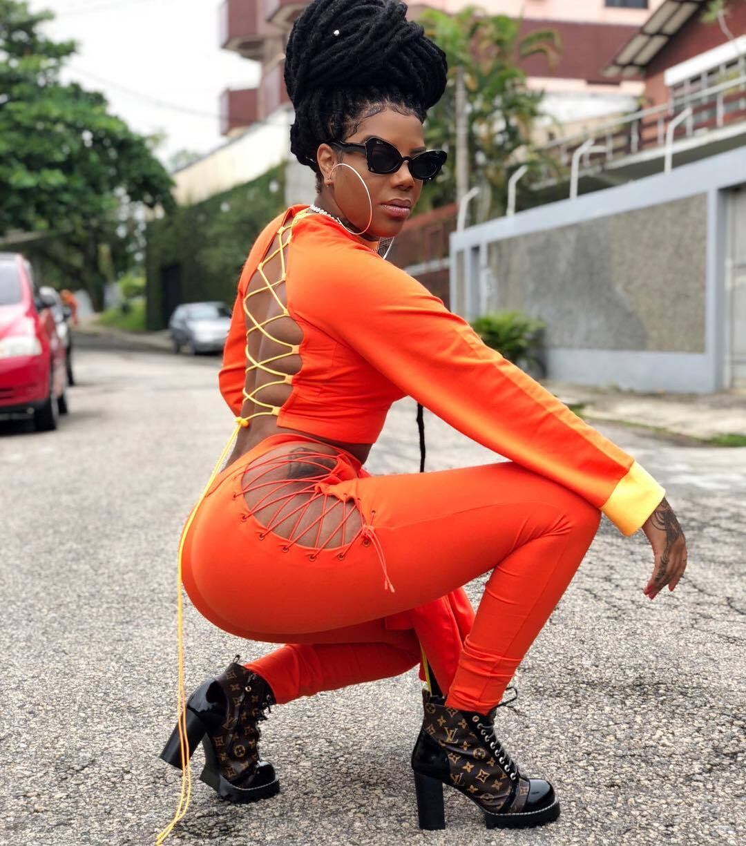 Até para ir em uma reunião, a produção de Ludmilla é completa e, é claro, registrada na internet