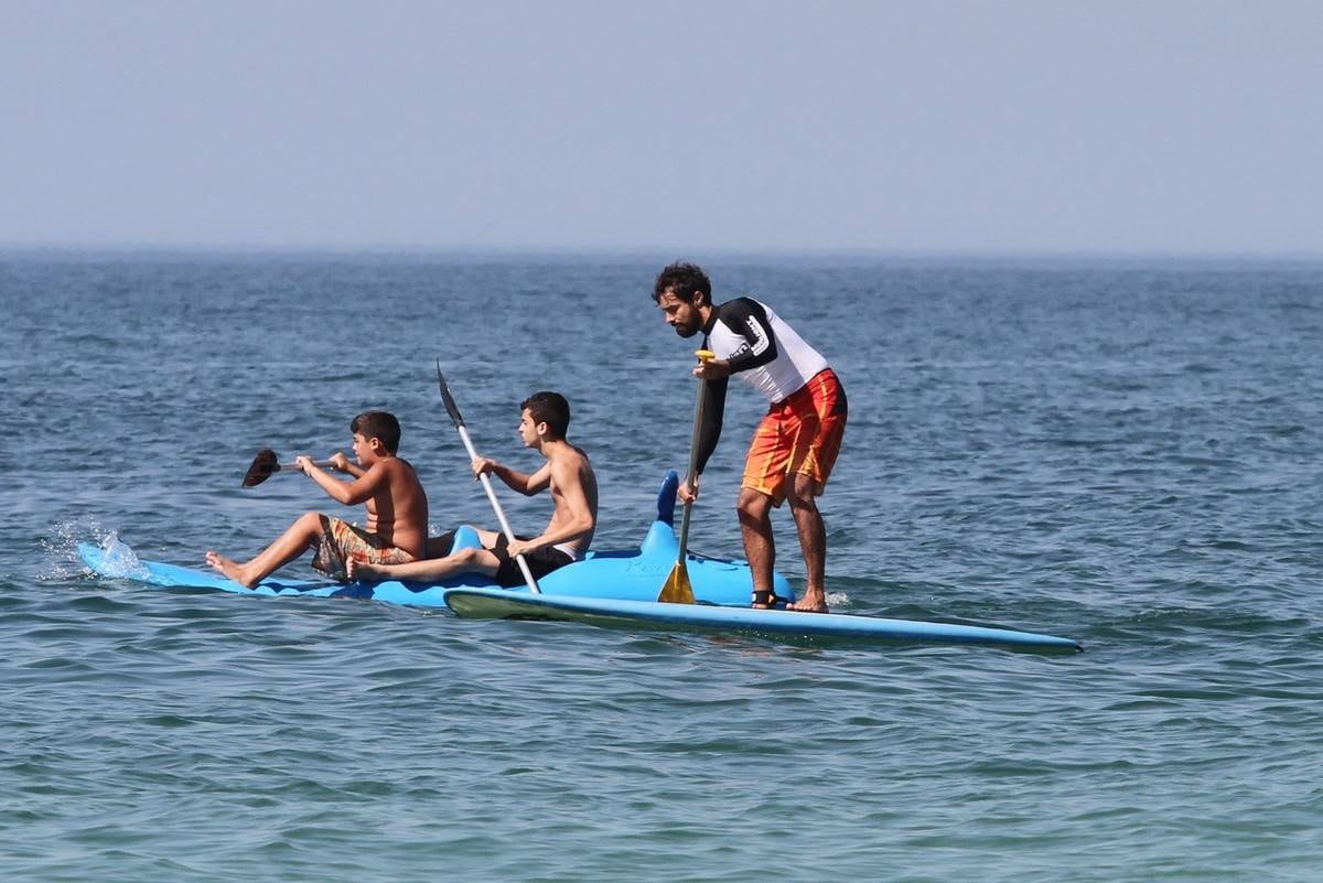Bruno Gagliasso e Ricardo Pereira praticam stand up paddle na praia da Barra da Tijuca, no Rio