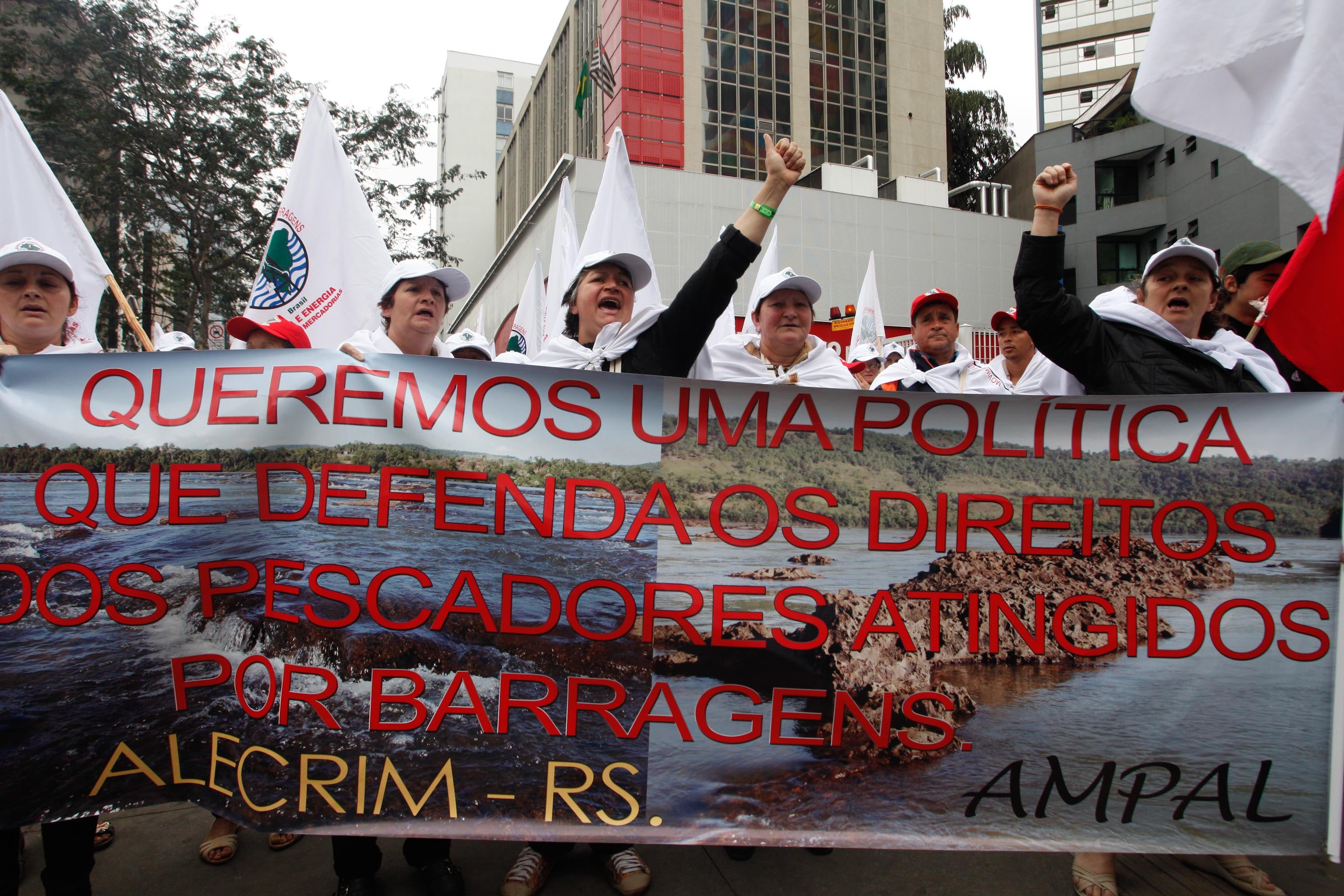 Gilberto Cervinski, coordenador nacional do MAB, reivindica do governo uma política de direitos que pague indenizações aos atingidos por construção de barragens. De acordo com ele, aproximadamente 35 grandes hidrelétricas devem ser construídas até 2021 no país.— Os atingidos não sabem quais são seus direitos, ou se eles vão ter direitos. Pelos estudos do governo, 62 mil pessoas serão atingidas até 2021, isso é mentira porque tem 30 mil em Belo Monte e 35 mil em Marabá. Essas duas já superam essa quantidade de 62 mil. Com todas as demais, pela nossa experiência, certamente vão atingir 250 mil pessoas