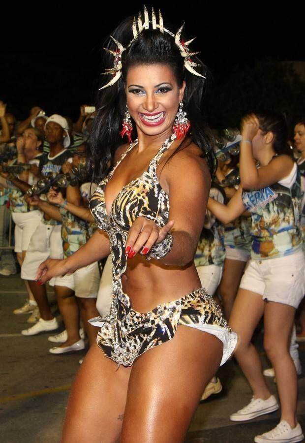 Para manter o corpão, Cinthia Santos pegou pesado na malhação e conta com a ajuda de uma dieta de desintoxicação