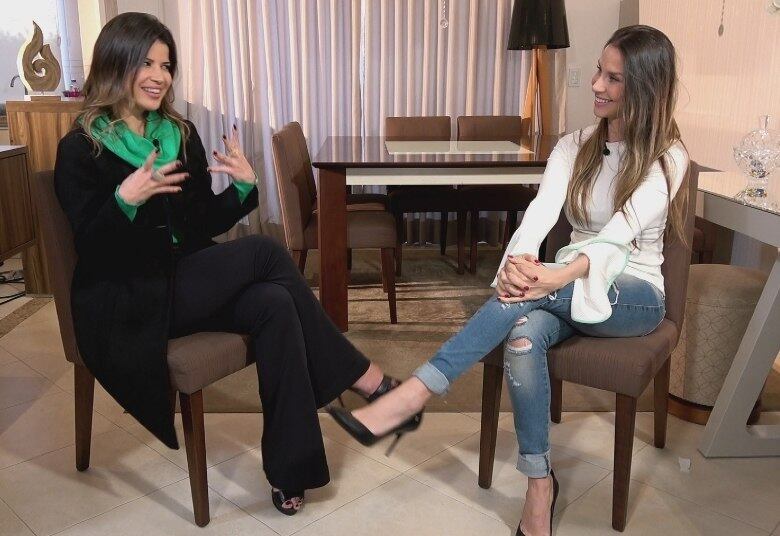 A modelo assume que
já usou anabolizantes: “Teve um período que eu tomei anabolizante... Fiquei com
o rosto cheio de espinhas, caiu todo o meu cabelo, teve uma fase que eu quase
não tinha cabelo. Tudo isso, hoje, eu vejo que eu poderia ter conquistado sem
ter tomado.”

•VÍDEO: Cantora aceita o desafio e passa por transformação de R$ 100 mil no Gugu desta quarta-feira (18)
