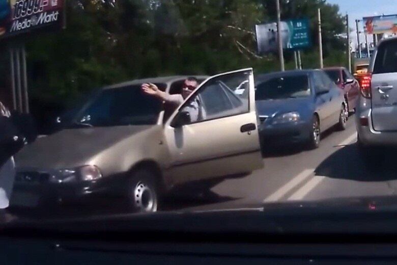 Um engavetamento, de leve, mas o suficiente para causar problemas a todos. O pior, elas vão embora e não agradecem 