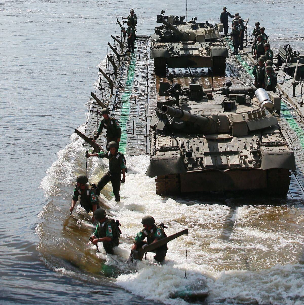 Unidades da Rússia durante as finais da competição em águas abertas, no rio Oka