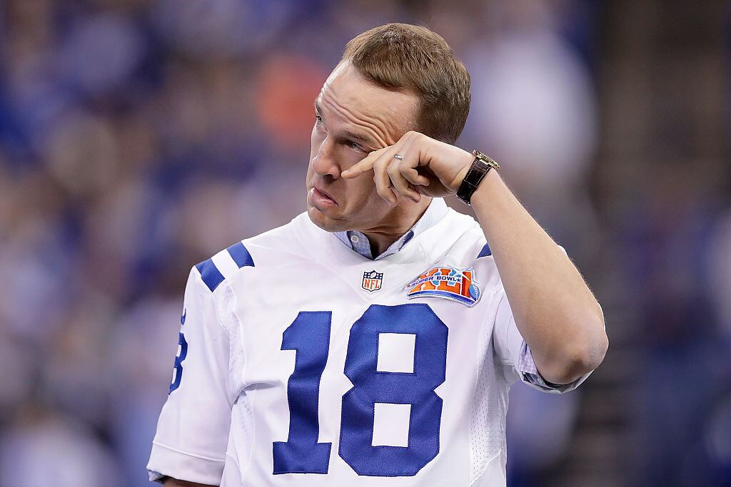 O quarterback do Denver Broncos Peyton Manning anunciou sua aposentadoria da NFL depois de 18 anos. Manning deixa o futebol americano depois de ganhar dois títulos de Super Bowl, quatro títulos de melhor jogador do campeonato e uma série de recordes pessoais
