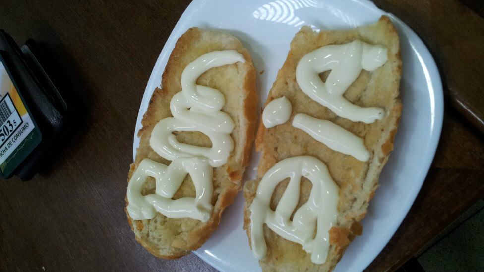 Um café da manhã sempre cai bem
Faça um café da manhã para os seus companheiros de república. Não precisa de nada pomposo. Um café com leite, um pão na chapa, e a oportunidade de uma conversa agradável. Uma cozinha bem aproveitada pode funcionar como quebra-gelo. Você e seus amigos vão conviver por muito tempo juntos. É importante estreitar os laços e você nem precisa de muito esforço para fazer isso