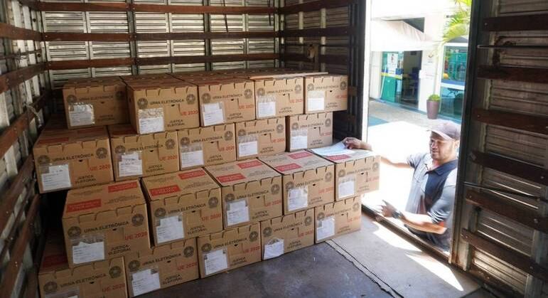 Urnas eletrônicas em caixas lacradas seguem para os locais de votação no Distrito Federal