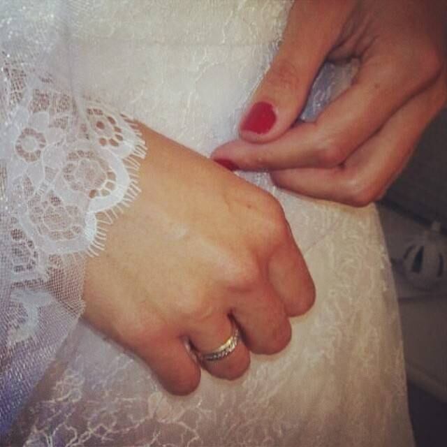 A loira já está dando algumas dicas da cerimônia oficial no seu Instagram. Ela até postou detalhe do vestido. Pela foto, parece que ele vai ser todo rendado. Na legenda, contou: "Em construção" 