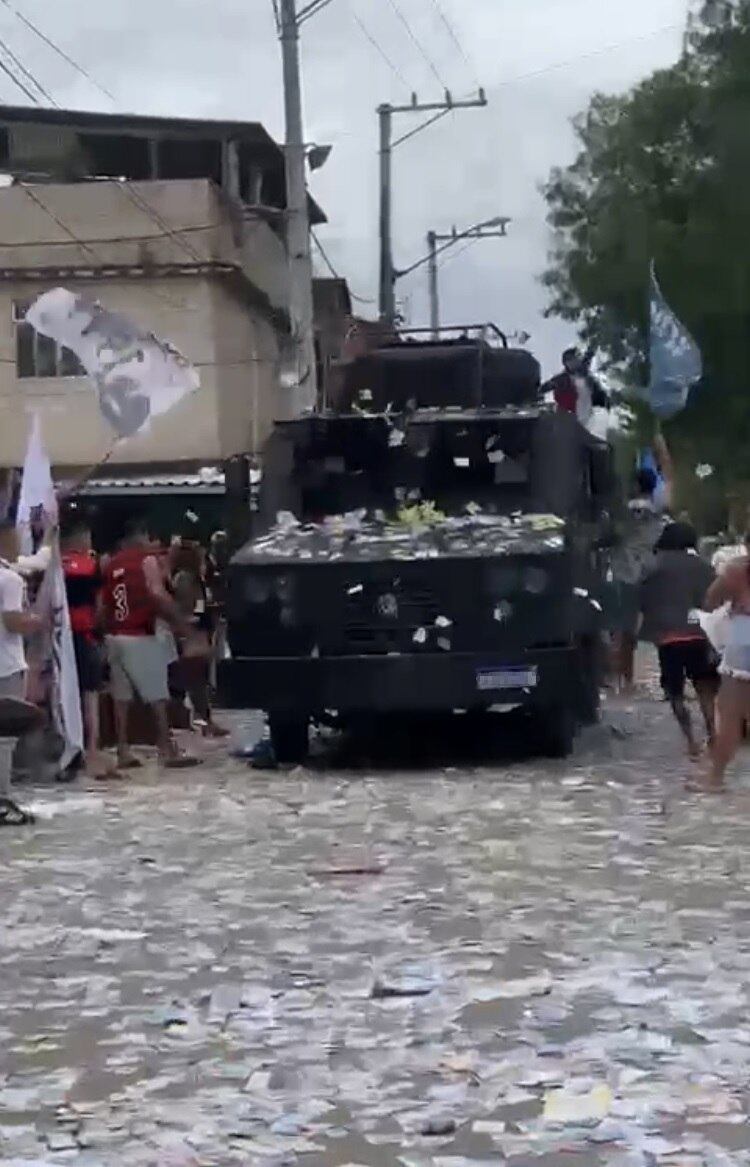 Blindado foi cercado por populares na Maré, segundo a PM