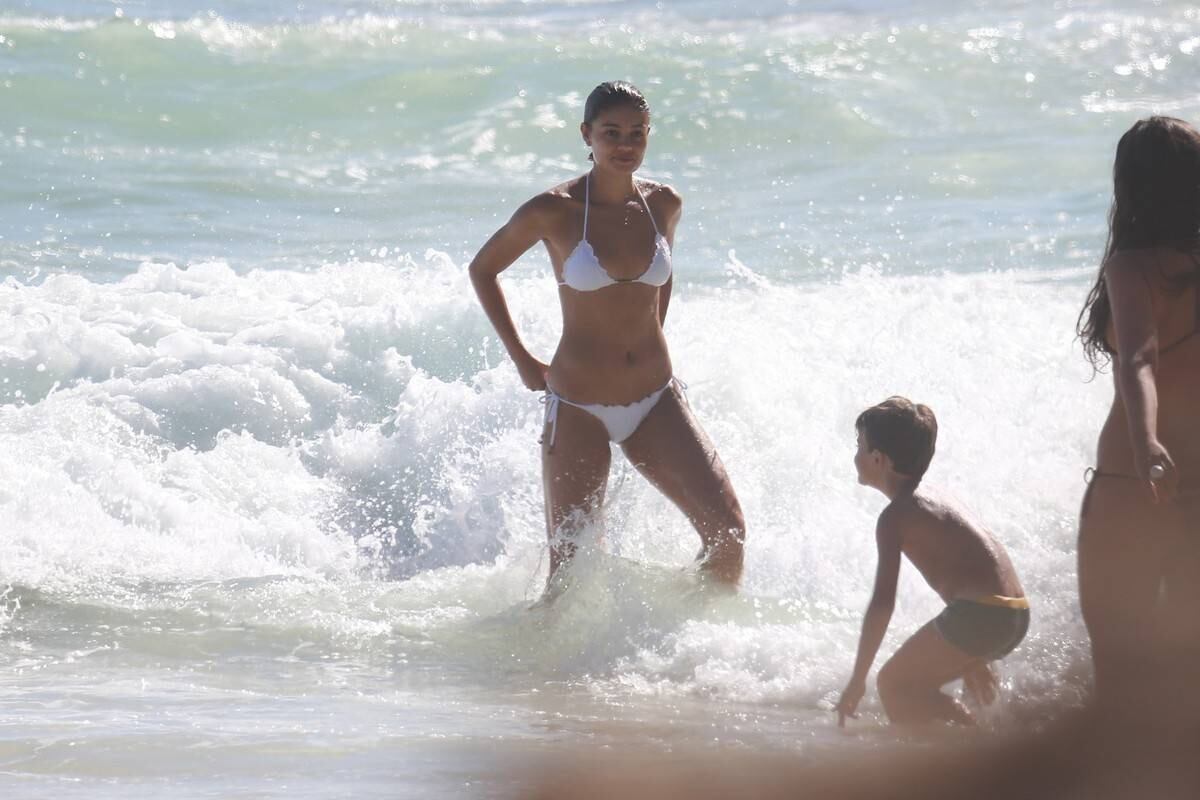 Sophie Charlotte e Daniel de Oliveira se divertem em praia com a família
