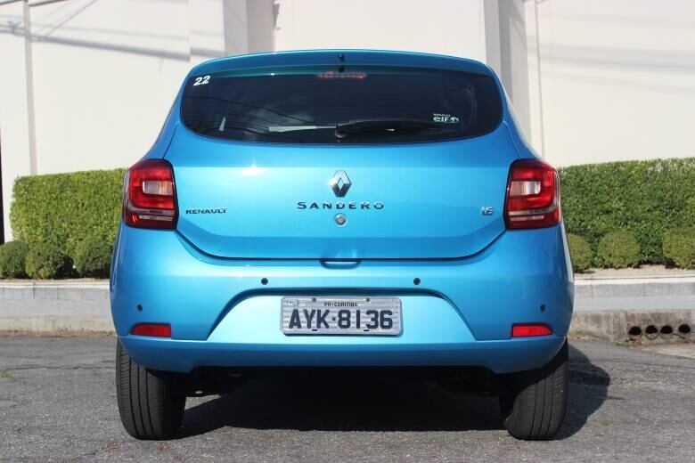 Uma das heranças da geração anterior foi o logotipo e nome do modelo situados no centro da tampa do porta-malas